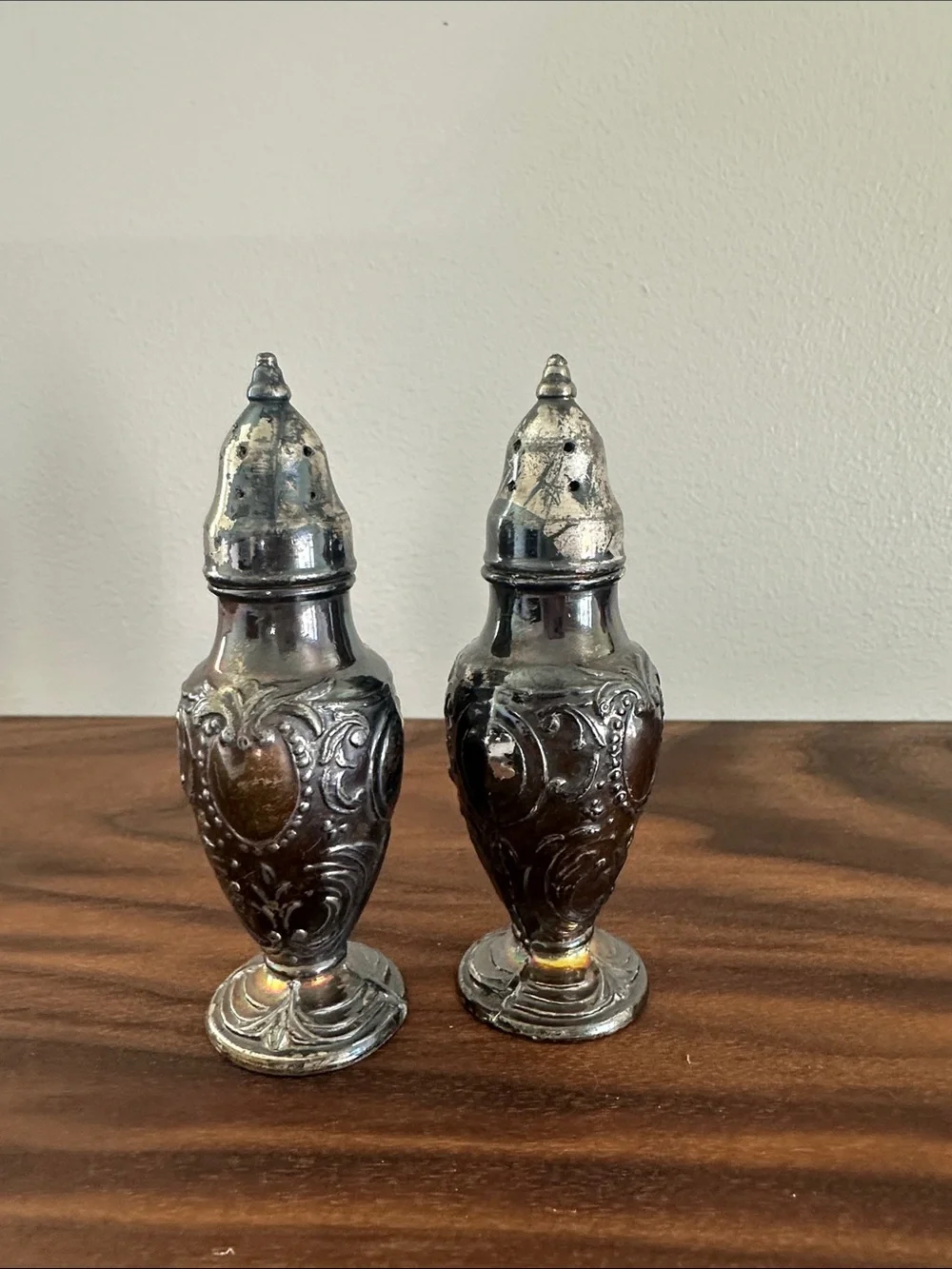 Vintage-Style Silver Salt and Pepper Shakers - Elegant Silver Finish
